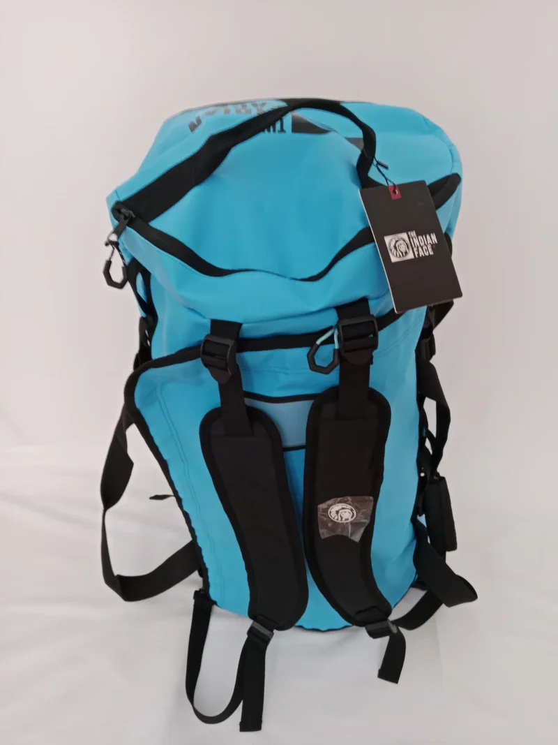 Blauer Reiserucksack mit 70 Litern Volumen, mehreren Reißverschlussfächern und verstellbaren Gurten, stehend auf hellem Hintergrund.