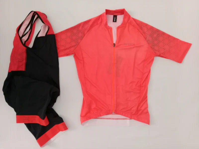 Kurzarm Radtrikot in leuchtenden Farben mit reflektierenden Details und Reißverschluss.