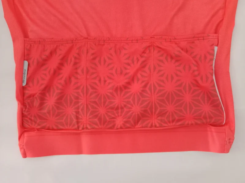 Kurzarm Radtrikot in leuchtenden Farben mit reflektierenden Details und Reißverschluss.