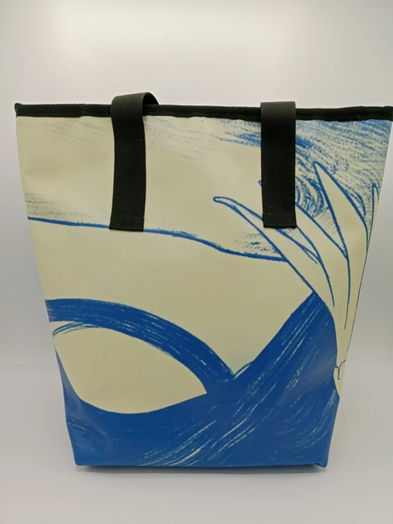 Blaue Einkaufstasche aus recyceltem PVC-Banner mit robustem Tragegriff, handgefertigt in Barcelona. Nachhaltiges Unikat mit urbanem Design.