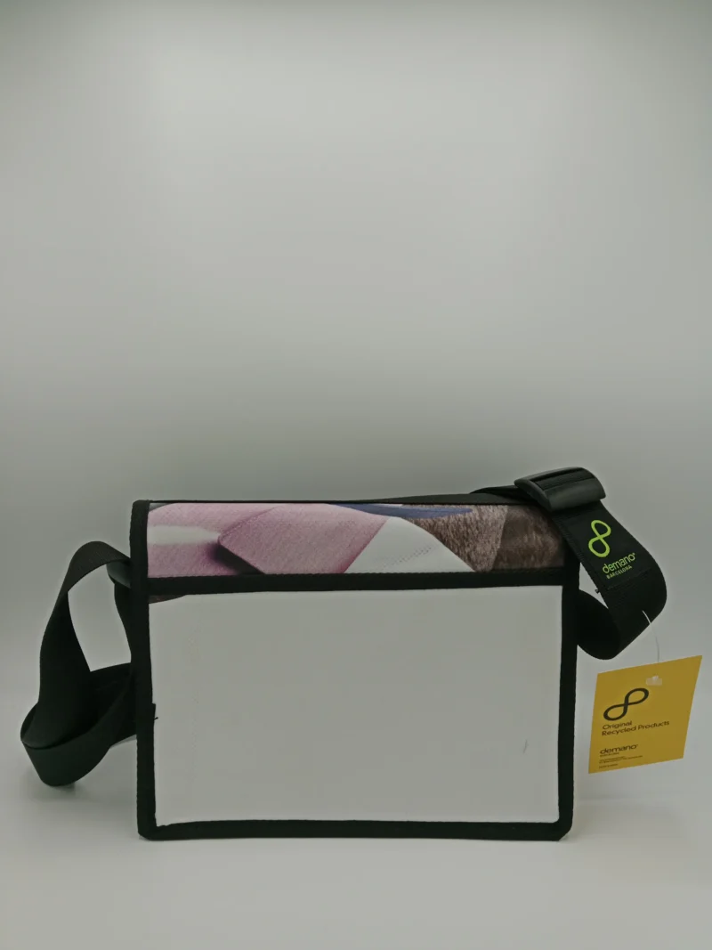 Recycelte Umhängetasche „Universitat XS“, handgefertigt aus robustem, wasserfestem Banner-Canvas mit Klettverschluss.