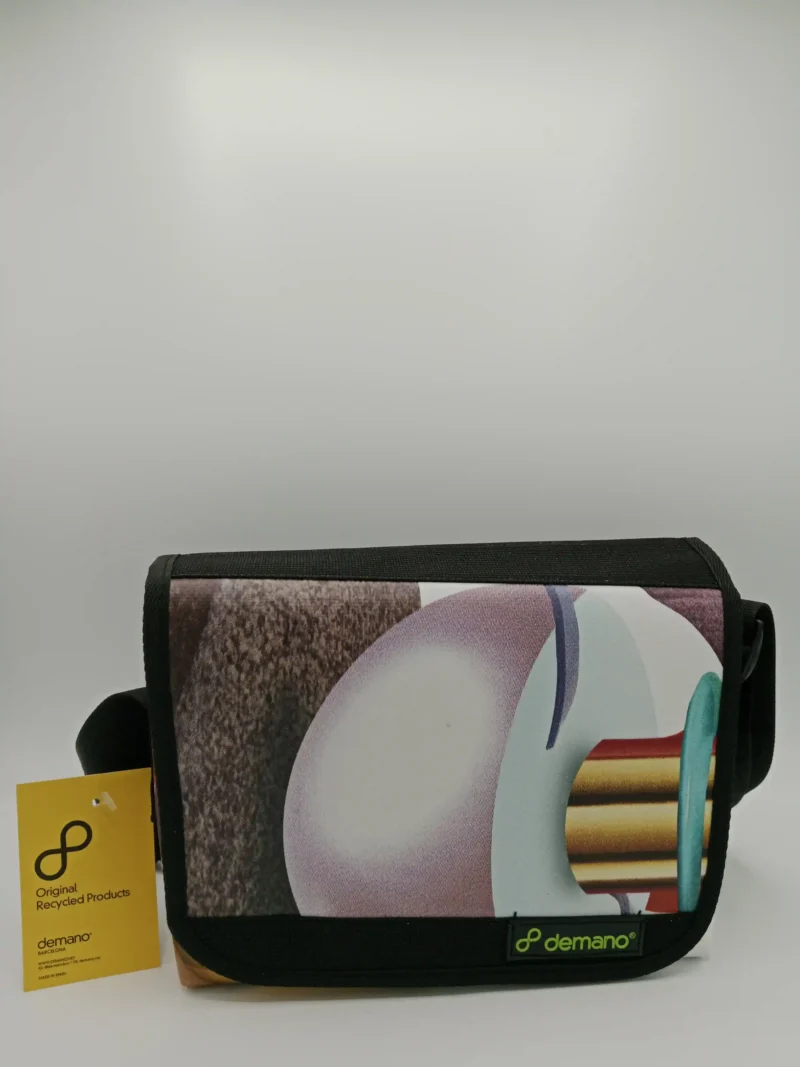 Recycelte Umhängetasche „Universitat XS“, handgefertigt aus robustem, wasserfestem Banner-Canvas mit Klettverschluss.