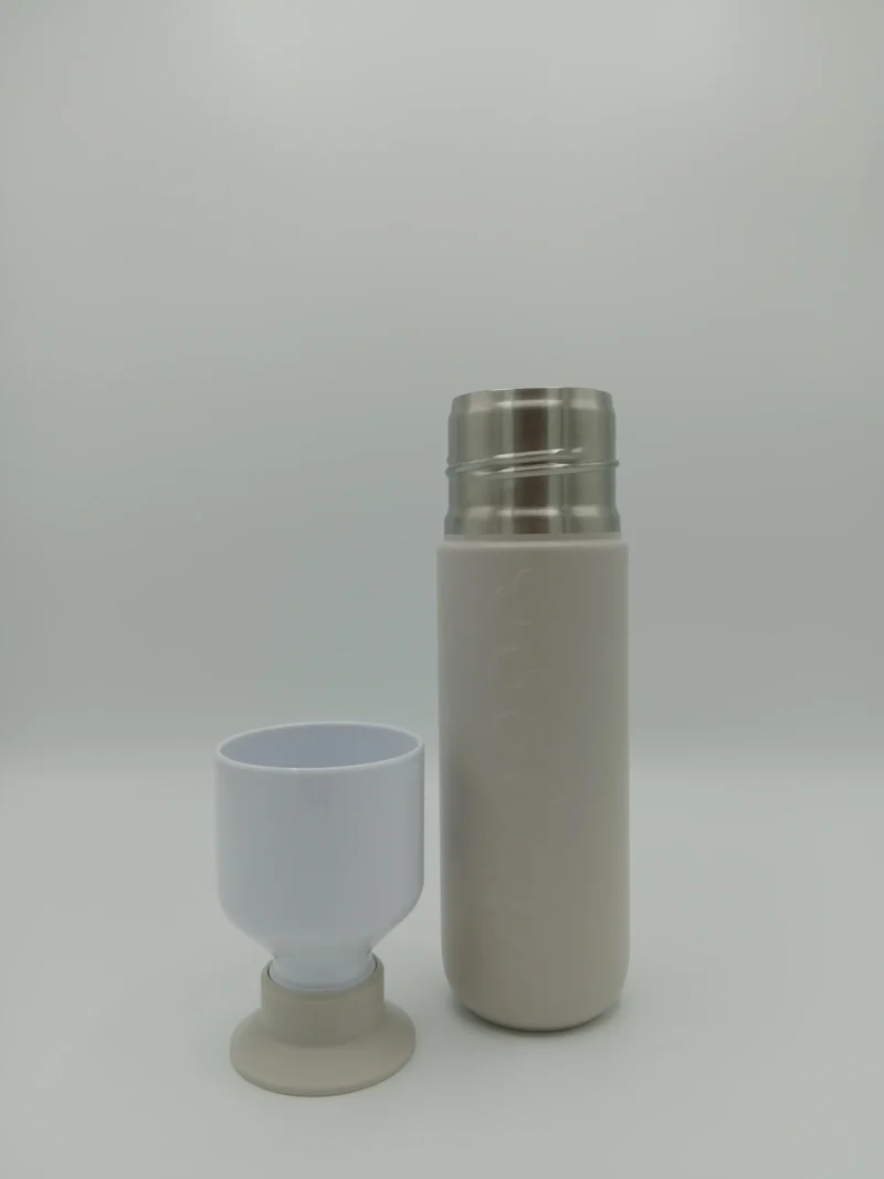 Dopper Insulated Trinkflasche 350 ml in Gentle Grey. Doppelwandig isolierte, nachhaltige Flasche mit abnehmbarem Becherdeckel in elegantem Grauton.