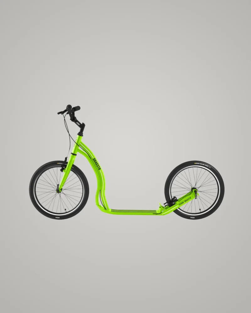 Grüner Tretroller Dragstr mit sportlichem Design und schlankem Rahmen, ideal für Geschwindigkeit und urbanes Fahren.