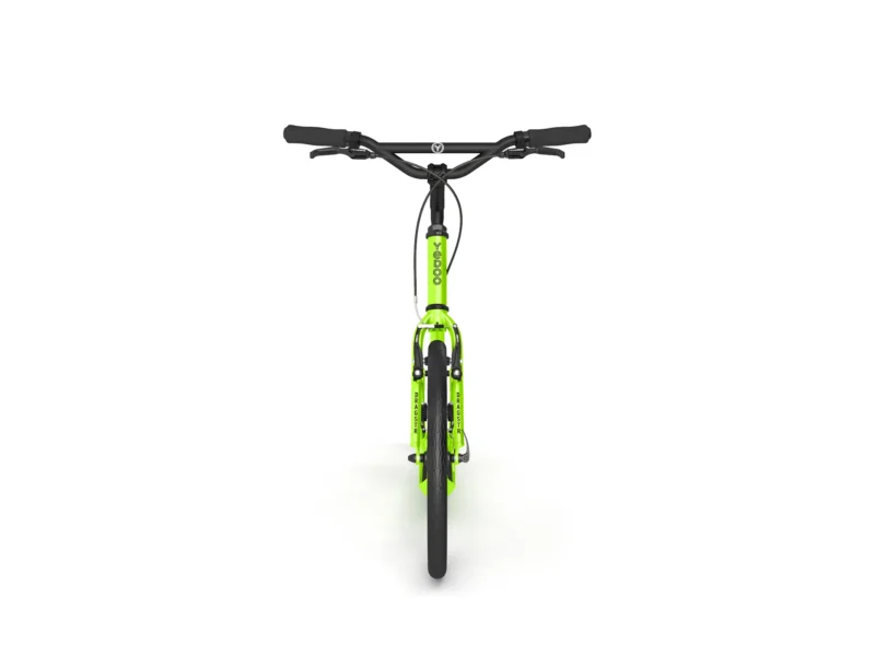 Grüner Tretroller Dragstr mit sportlichem Design und schlankem Rahmen, ideal für Geschwindigkeit und urbanes Fahren.