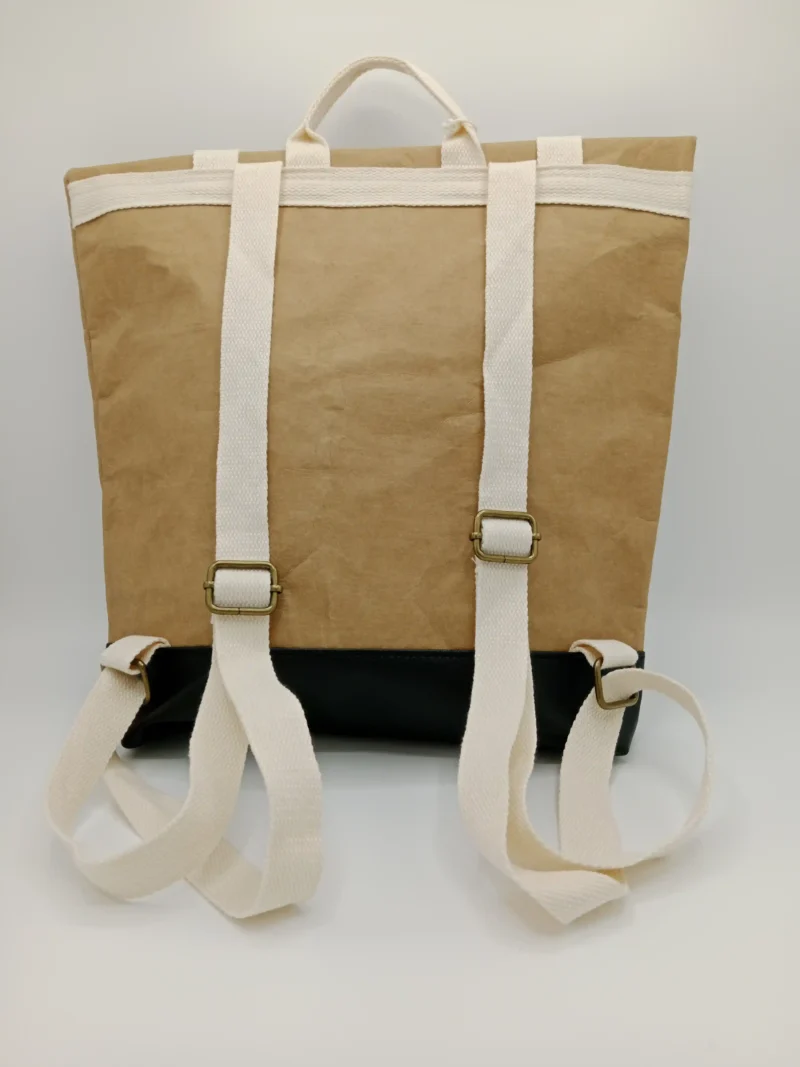 Schlichter, minimalistischer Urban-Rucksack aus wasserdichtem Kraftpapier mit Segeltuch-Innenfutter, gezeigt in natürlicher Farbe und kompakter Form.