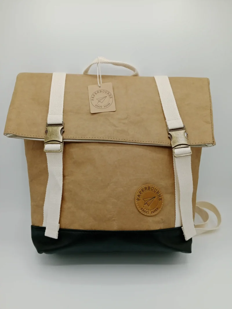 Schlichter, minimalistischer Urban-Rucksack aus wasserdichtem Kraftpapier mit Segeltuch-Innenfutter, gezeigt in natürlicher Farbe und kompakter Form.