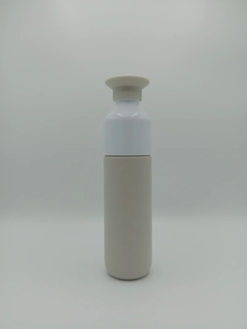 Dopper Insulated Trinkflasche 350 ml in Gentle Grey. Doppelwandig isolierte, nachhaltige Flasche mit abnehmbarem Becherdeckel in elegantem Grauton.