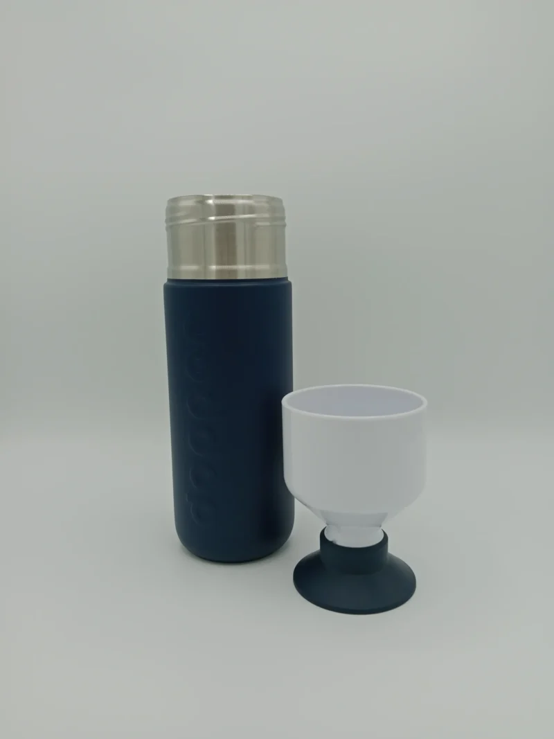 Doppelwandige Dopper Isolierflasche aus recyceltem Edelstahl mit vakuumversiegeltem Design. Sie hält Getränke lang warm oder kalt und ist eine nachhaltige Trinkflasche mit 580 ml Fassungsvermögen.
