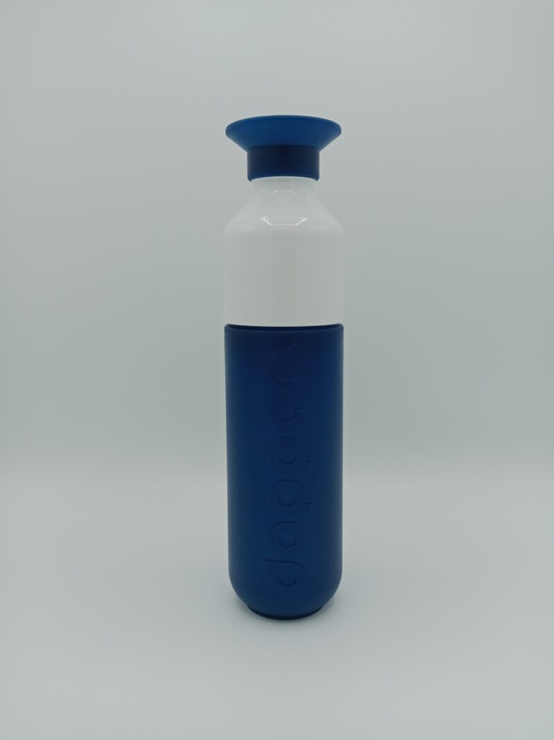 Nachhaltige Trinkflasche Dopper Original Pacific Blue aus biobasierten Materialien mit ikonischem Design in Blau.