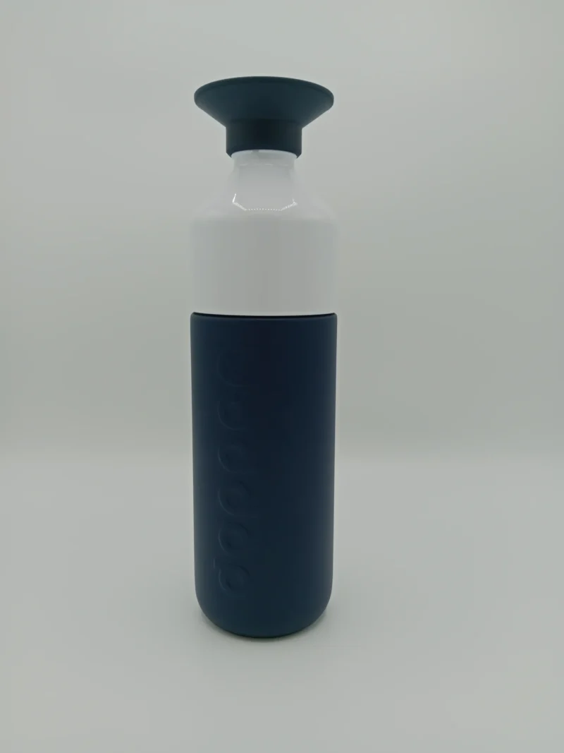Doppelwandige Dopper Isolierflasche aus recyceltem Edelstahl mit vakuumversiegeltem Design. Sie hält Getränke lang warm oder kalt und ist eine nachhaltige Trinkflasche mit 580 ml Fassungsvermögen.