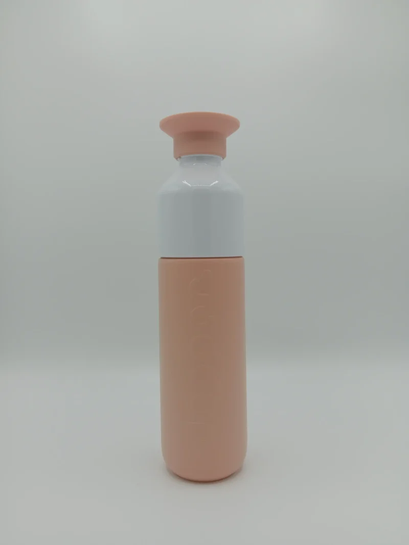 Dopper Insulated Trinkflasche 350 ml in Pebble Peach. Doppelwandig isolierte, nachhaltige Flasche mit abnehmbarem Becherdeckel.
