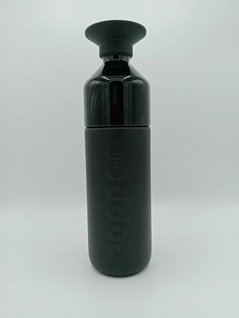 Doppelwandige Dopper Isolierflasche aus recyceltem Edelstahl mit vakuumversiegeltem Design. Sie hält Getränke lang warm oder kalt und ist eine nachhaltige Trinkflasche mit 580 ml Fassungsvermögen.