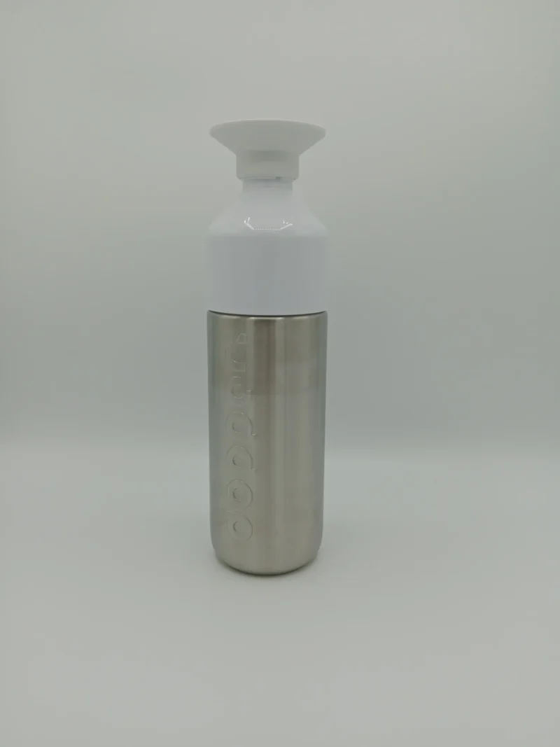 Doppelwandige Dopper Isolierflasche aus recyceltem Edelstahl mit vakuumversiegeltem Design. Sie hält Getränke lang warm oder kalt und ist eine nachhaltige Trinkflasche mit 580 ml Fassungsvermögen.