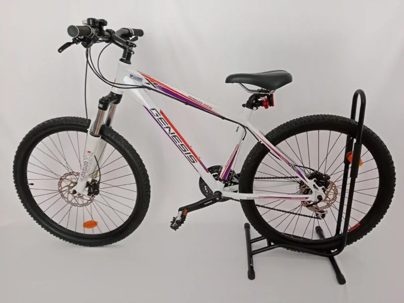 Genesis Razor XR15 Damen Mountainbike mit 26-Zoll-Rädern, 9x3-Gang-Schaltung und Shimano Deore XT Schaltwerk, 42 cm Damenrahmen.
