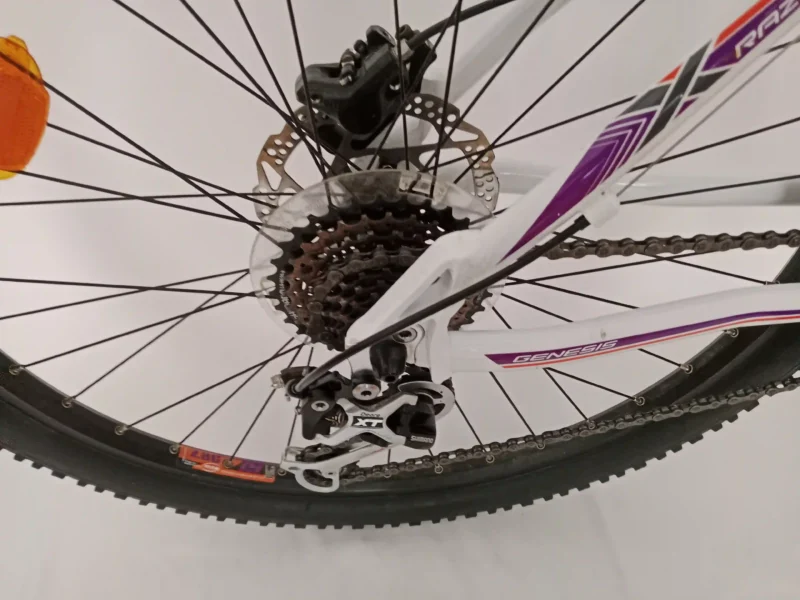 Genesis Razor XR15 Damen Mountainbike mit 26-Zoll-Rädern, 9x3-Gang-Schaltung und Shimano Deore XT Schaltwerk, 42 cm Damenrahmen.