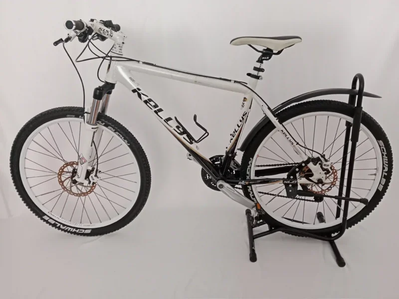 Mountainbike mit Shimano SLX Schaltwerk und 3x9-Gang-Antrieb, ausgestattet mit hydraulischen Hayes Ryde Scheibenbremsen,