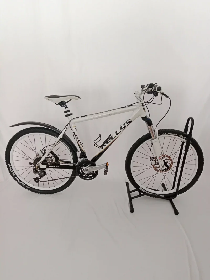 Mountainbike mit Shimano SLX Schaltwerk und 3x9-Gang-Antrieb, ausgestattet mit hydraulischen Hayes Ryde Scheibenbremsen,
