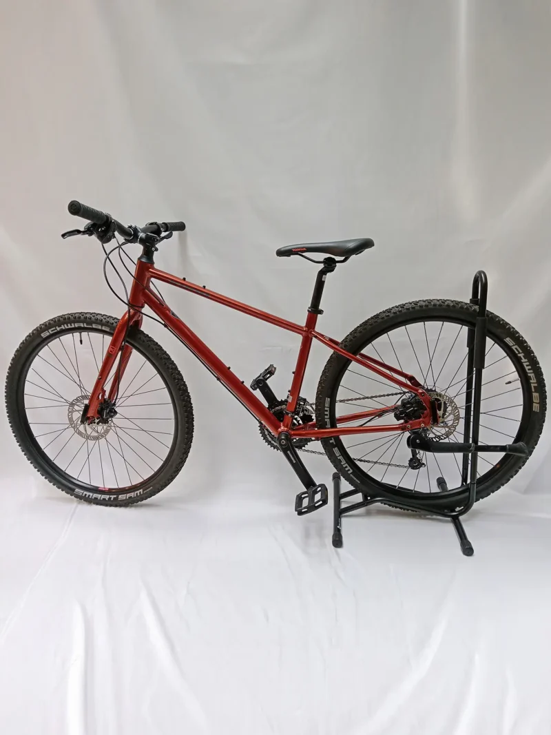 Kona DEW PLUS Ausstellungsstück mit 27,5-Zoll-Rädern, 3x9-Gang-Schaltung und 42 cm Rahmenhöhe