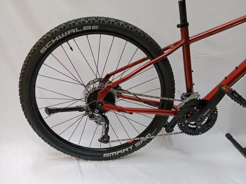 Kona DEW PLUS Ausstellungsstück mit 27,5-Zoll-Rädern, 3x9-Gang-Schaltung und 42 cm Rahmenhöhe