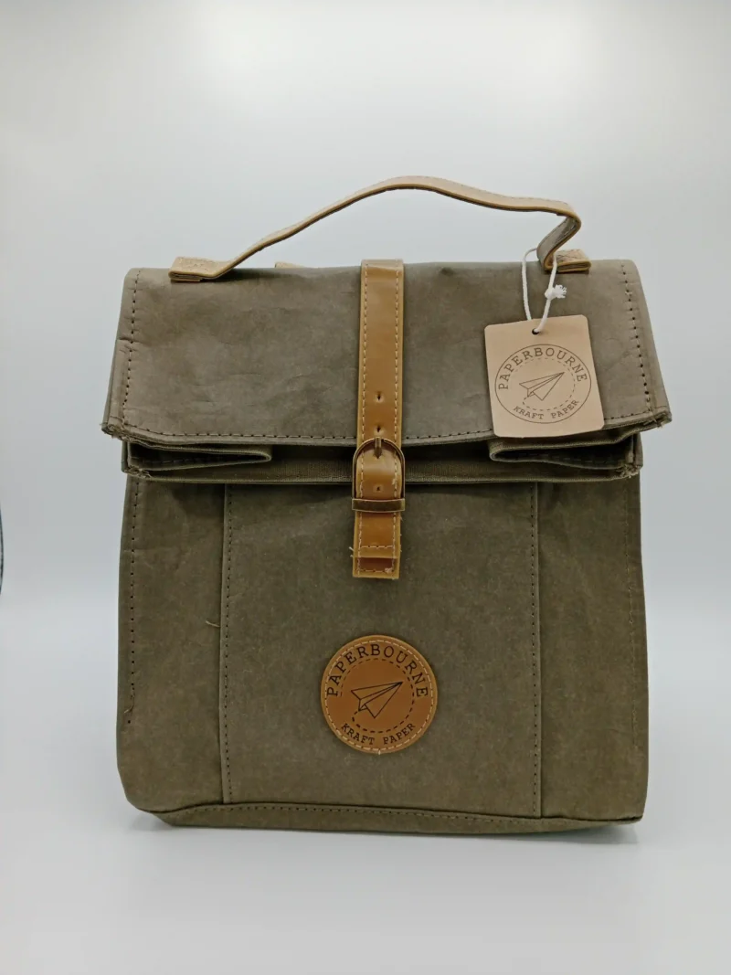 Rucksack aus robustem, wasserdichtem Kraftpapier in Naturfarbe mit Canvas-Futter, kompakt und leicht, ideal für den Stadtgebrauch.