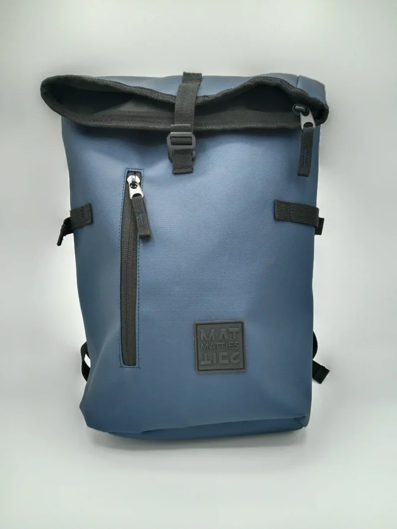 Blauer Rucksack Matties Life Sport Small mit Rolltop-Verschluss, Frontreißverschluss und schwarzem Logo auf der Vorderseite.