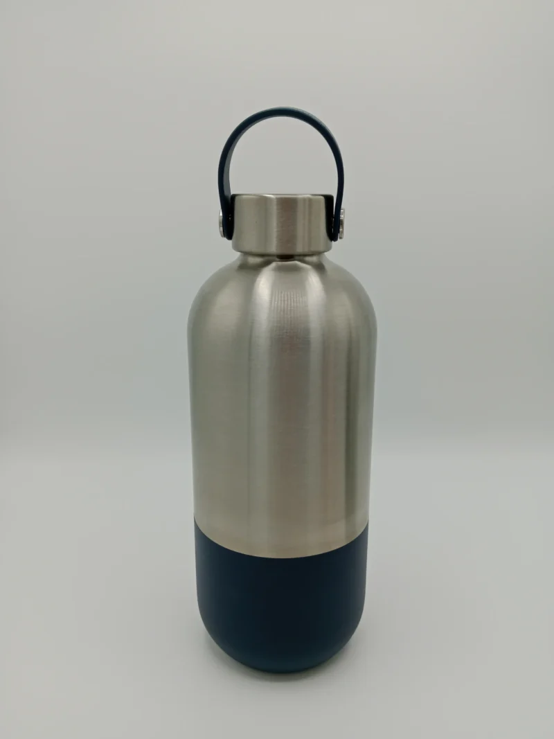 Nachhaltige Edelstahl-Trinkflasche in Blau. Wiederverwendbare, umweltfreundliche Flasche für unterwegs.