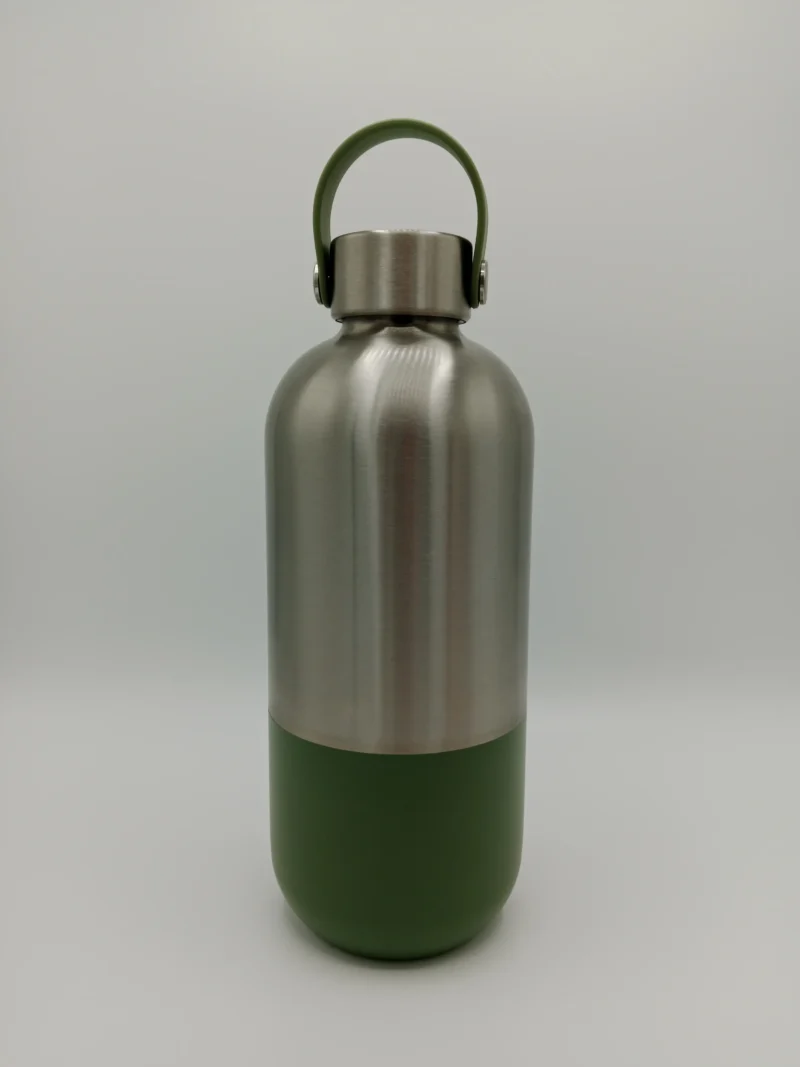 Nachhaltige Edelstahl-Trinkflasche in Grün. Wiederverwendbare, umweltfreundliche Flasche für unterwegs.