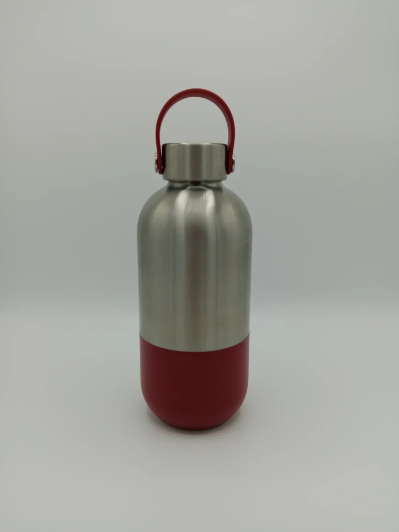 Nachhaltige Edelstahl-Trinkflasche in Rot. Wiederverwendbare, umweltfreundliche Flasche für unterwegs.