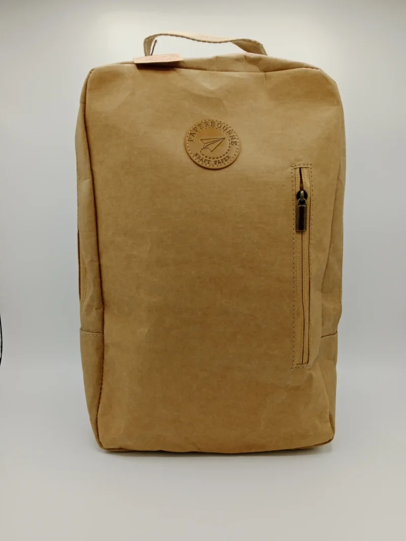 Kompakter Rucksack Pax von Paperbourne in zeitlosem Design, mit Trageschlaufe, Reißverschlussfach außen und sichtbarer Klappe.