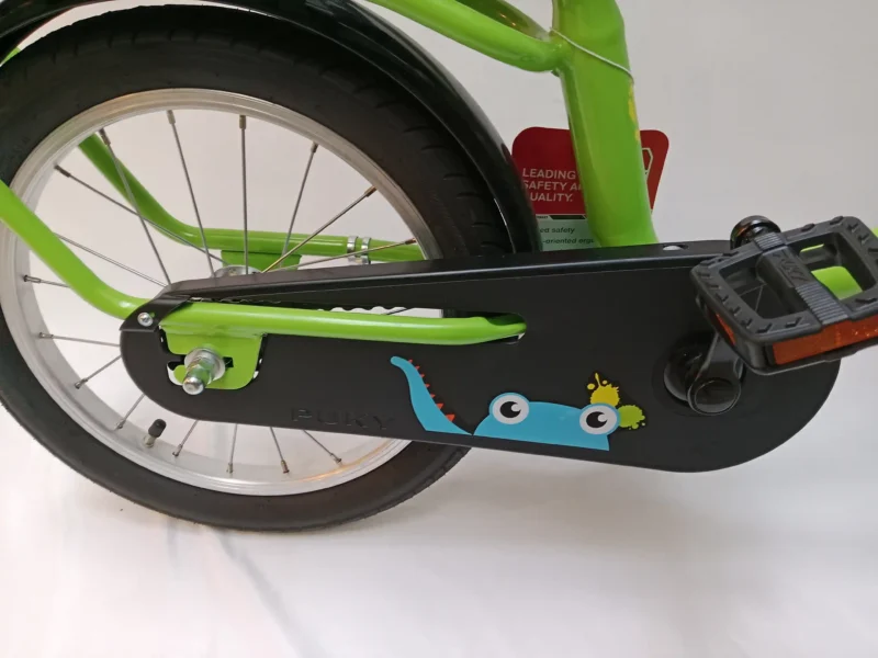 Puky Steel 16 Kinderfahrrad mit 16-Zoll-Rädern, stoßfester Pulverlackierung, geschlossenem Kettenkasten, kindgerechtem Bremshebel und abrutschsicheren Griffen.