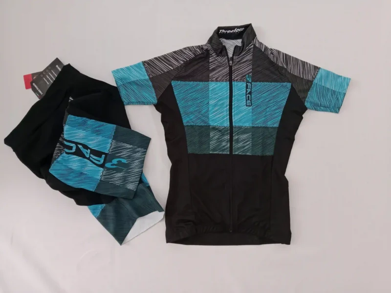 Damen Fahrradtrikot und Shorts aus der Graphite Kollektion in Blau und Schwarz, atmungsaktiv und eng anliegend.