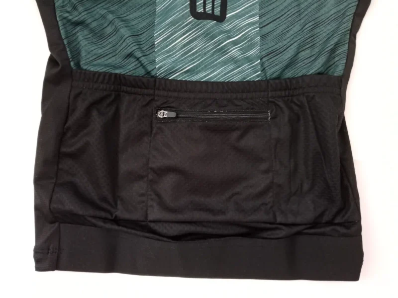 Damen Fahrradtrikot und Shorts aus der Graphite Kollektion in Blau und Schwarz, atmungsaktiv und eng anliegend.