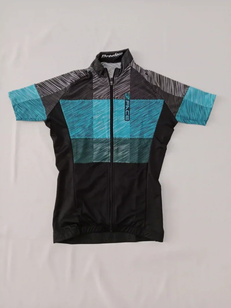 Damen Fahrradtrikot und Shorts aus der Graphite Kollektion in Blau und Schwarz, atmungsaktiv und eng anliegend.