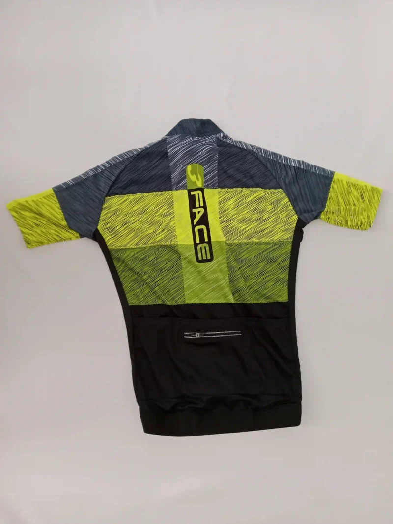 Herren Fahrradtrikot und Trägerhose in sportlichem Design, enganliegend und atmungsaktiv.