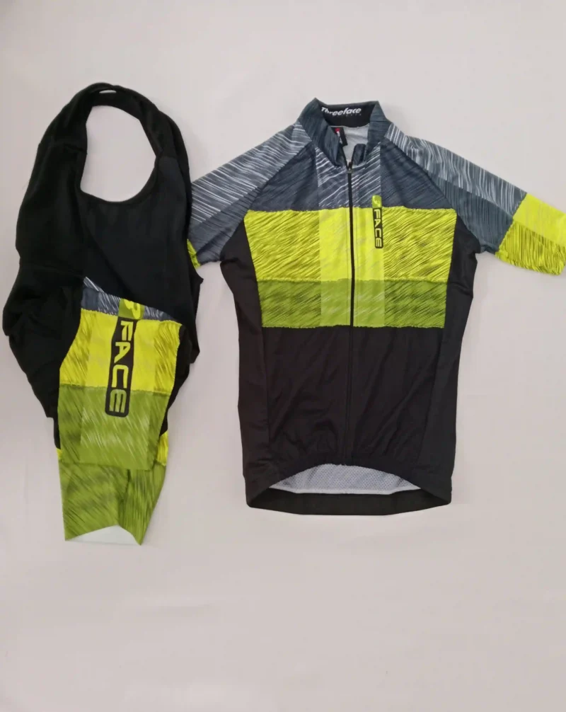 Herren Fahrradtrikot und Trägerhose in sportlichem Design, enganliegend und atmungsaktiv