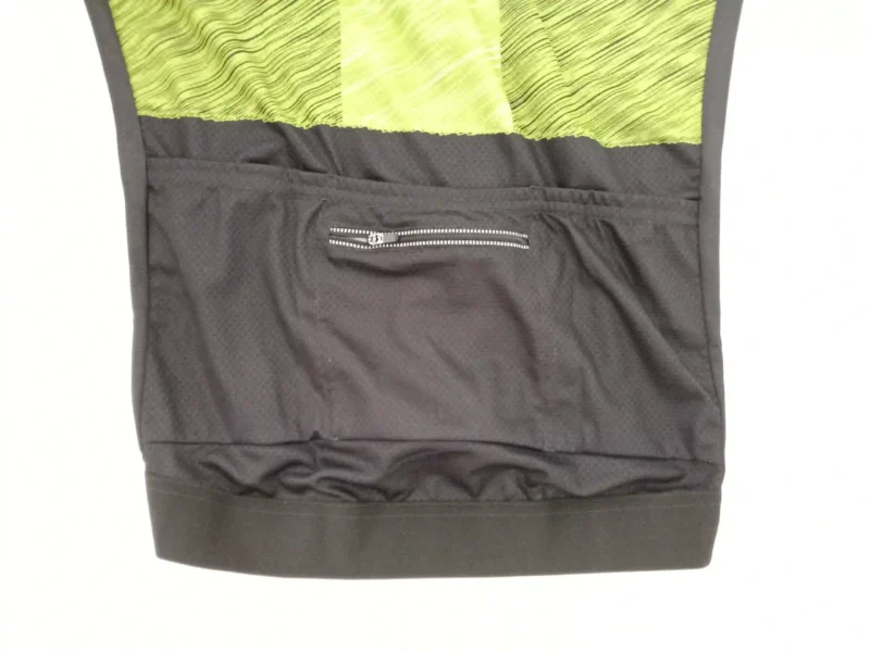 Herren Fahrradtrikot und Trägerhose in sportlichem Design, enganliegend und atmungsaktiv.