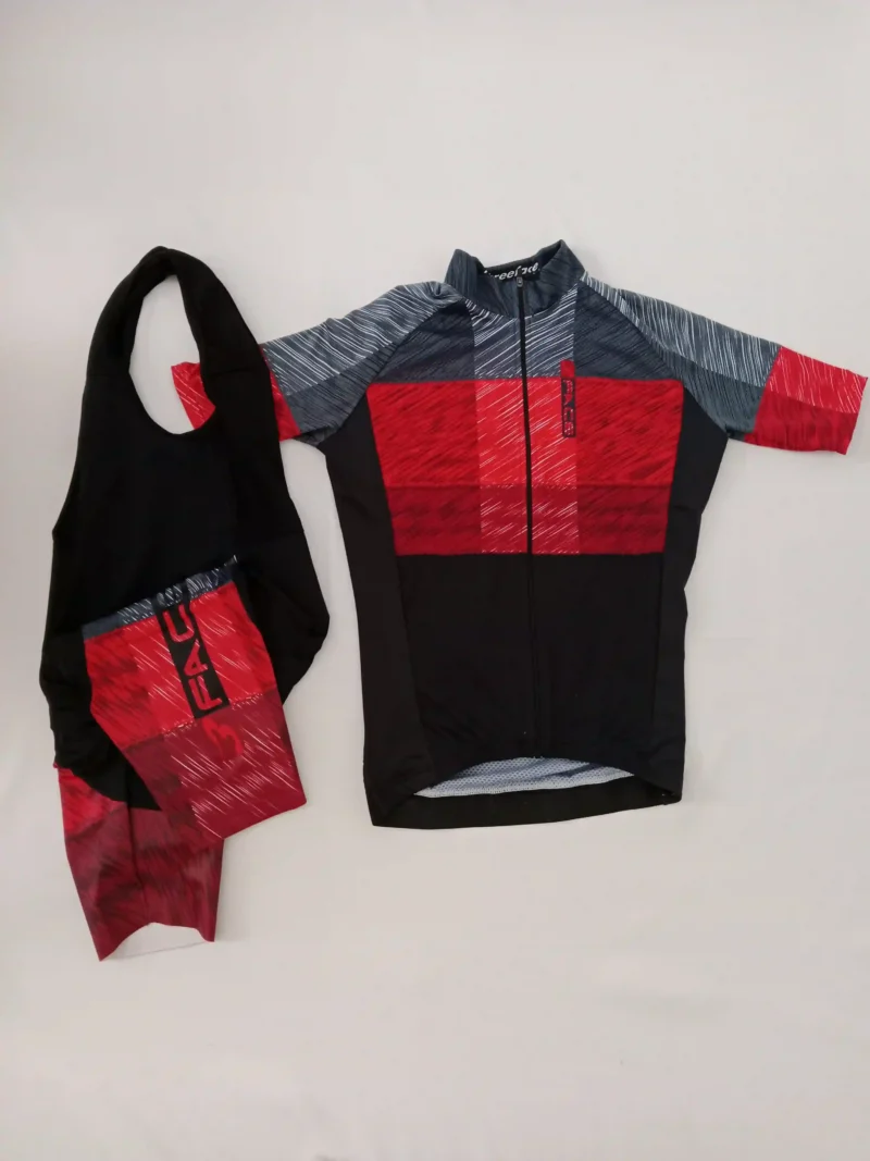 Herren Fahrradtrikot und Trägerhose in sportlichem Design, enganliegend und atmungsaktiv.