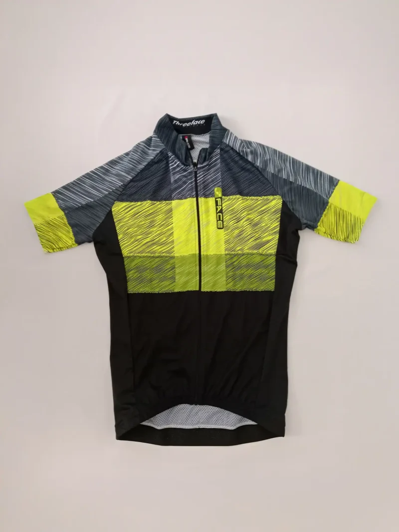 Herren Fahrradtrikot und Trägerhose in sportlichem Design, enganliegend und atmungsaktiv.