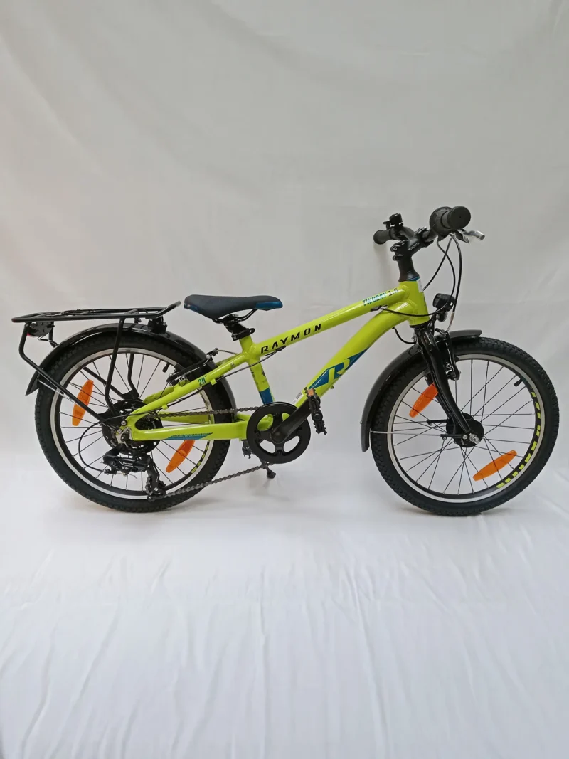 Raymon TwoRay 1.5 Street Kinderfahrrad in leuchtendem Grün mit leichtem Aluminiumrahmen, Schutzblechen, Kettenschutz und StVZO-konformer Ausstattung.