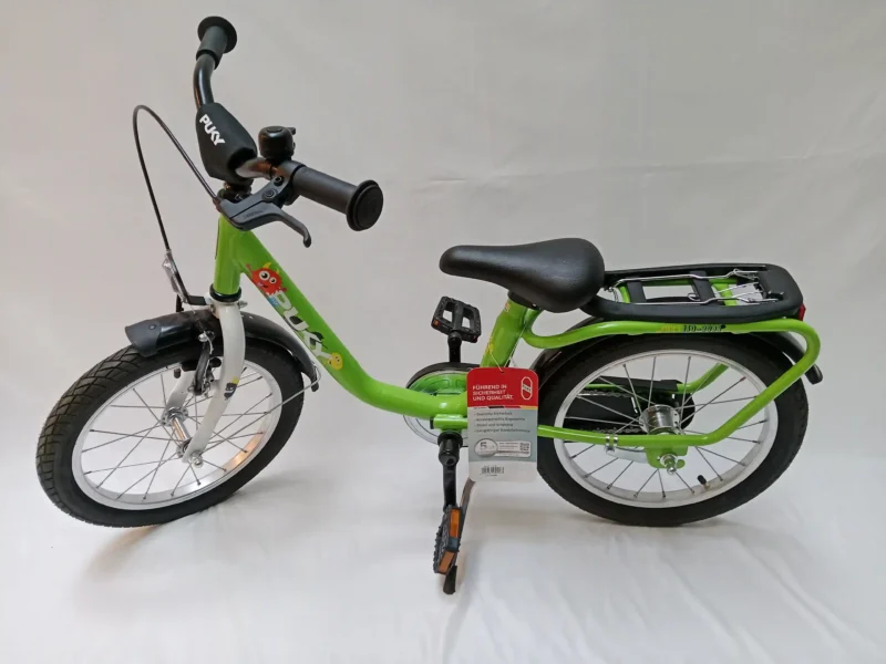 Raymon TwoRay 1.5 Street Kinderfahrrad in leuchtendem Grün mit leichtem Aluminiumrahmen, Schutzblechen, Kettenschutz und StVZO-konformer Ausstattung.