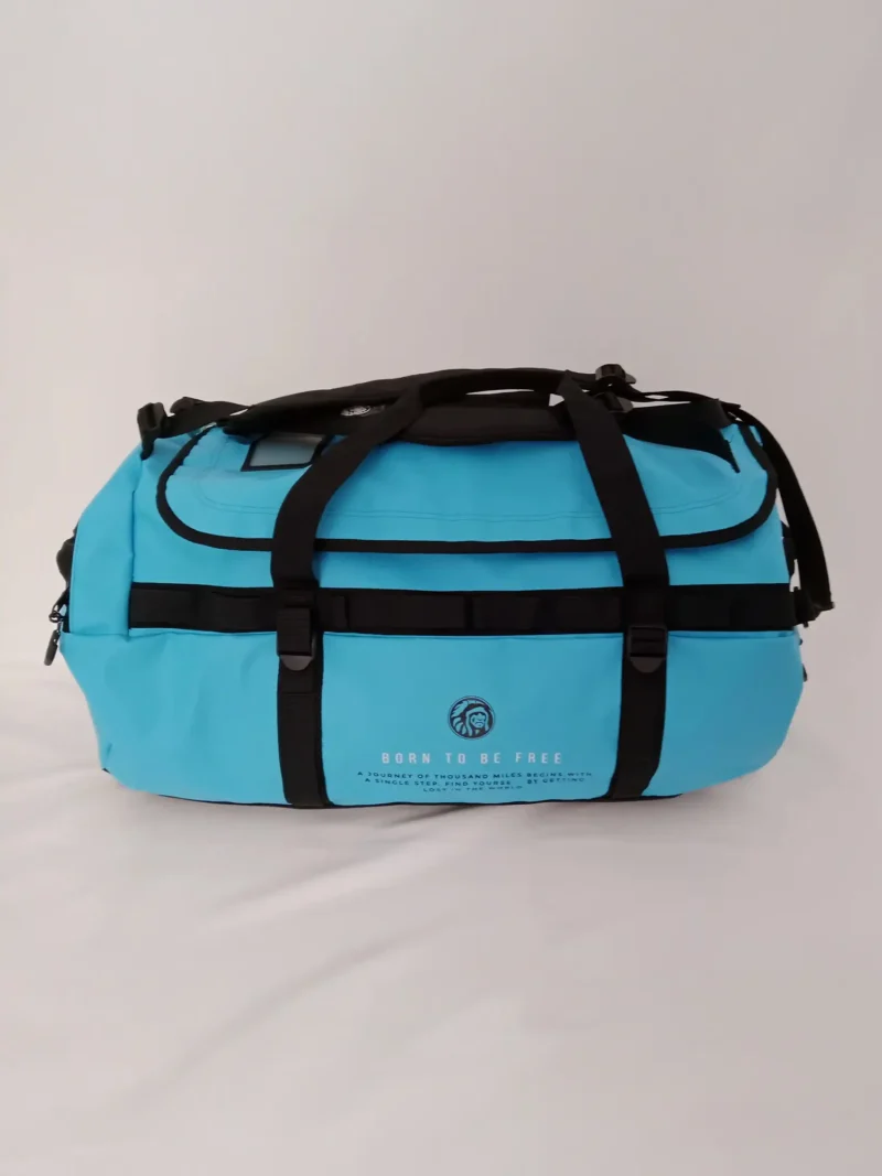 Blauer Reiserucksack mit 70 Litern Volumen, mehreren Reißverschlussfächern und verstellbaren Gurten, stehend auf hellem Hintergrund.