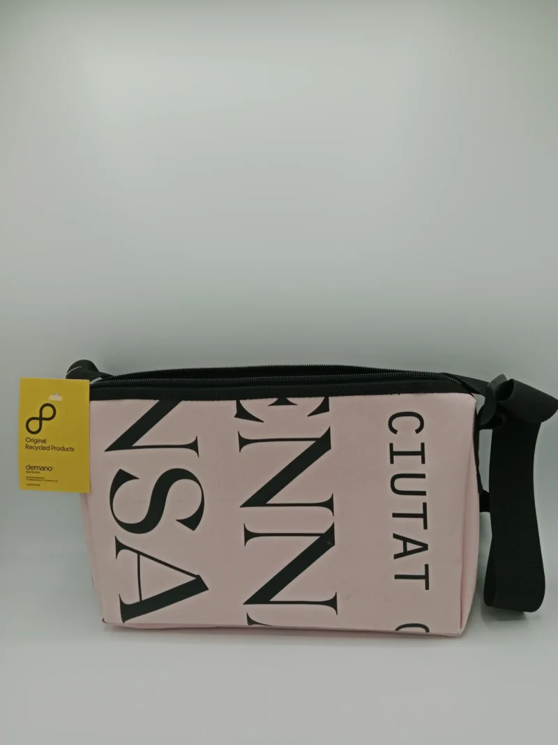 Umhängetasche aus recycelten Werbebannern in Rosa mit Reißverschluss, handgefertigt in Barcelona.