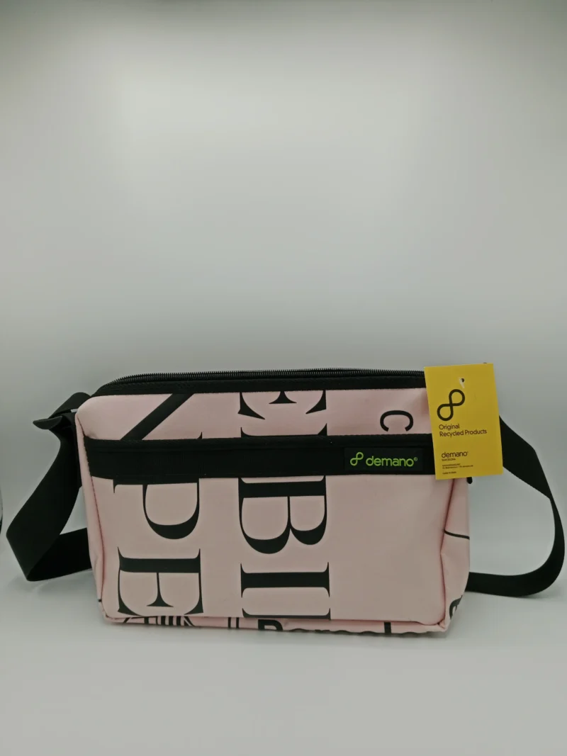 Umhängetasche aus recycelten Werbebannern in Rosa mit Reißverschluss, handgefertigt in Barcelona.