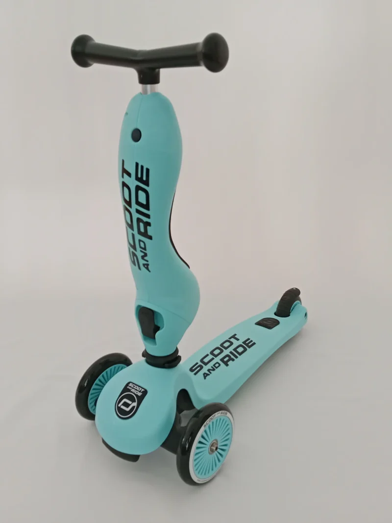 Kinderscooter mit Sitzfunktion, höhenverstellbar und mit zwei stabilen Vorderrädern.