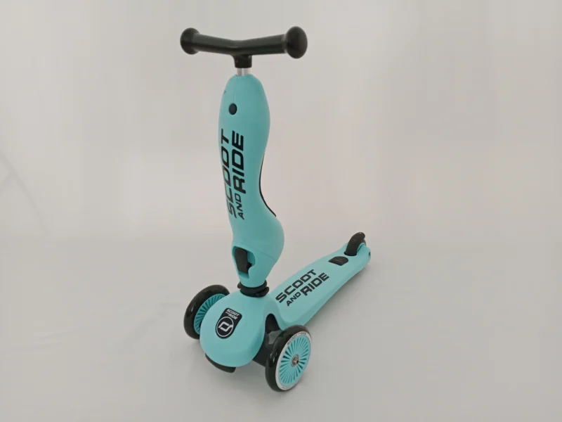 Kinderscooter mit Sitzfunktion, höhenverstellbar und mit zwei stabilen Vorderrädern.