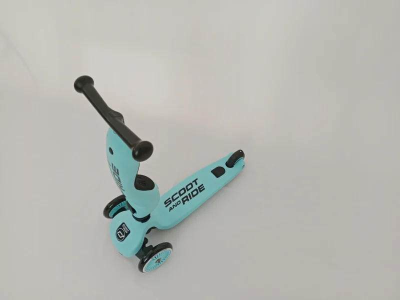 Kinderscooter mit Sitzfunktion, höhenverstellbar und mit zwei stabilen Vorderrädern.