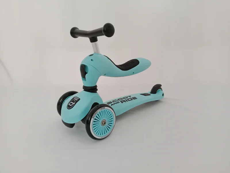 Kinderscooter mit Sitzfunktion, höhenverstellbar und mit zwei stabilen Vorderrädern.