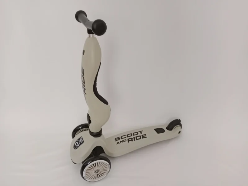 Kinderscooter mit Sitzfunktion, höhenverstellbar und mit zwei stabilen Vorderrädern.