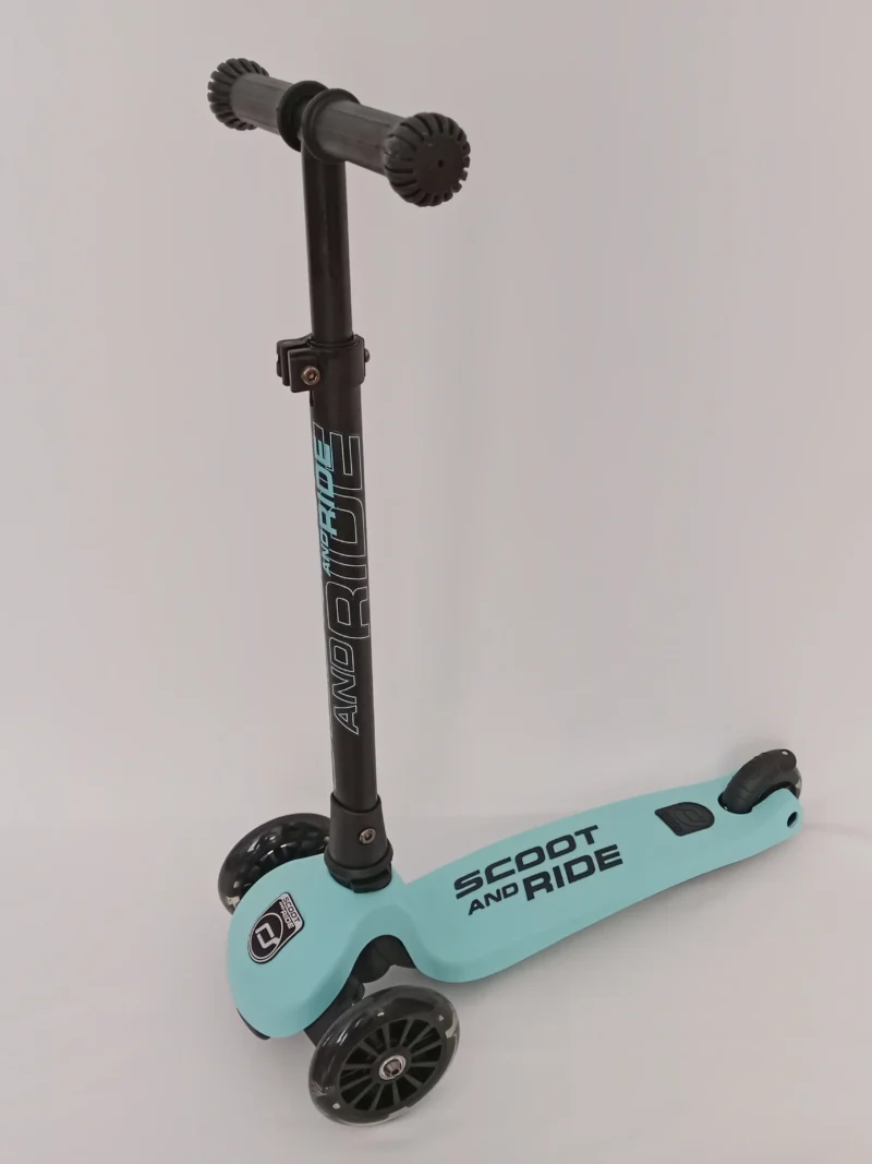 Kinderscooter Highwaykick 3 LED in Blau mit leuchtenden Rädern, höhenverstellbarer Lenkstange und klappbarem Rahmen.